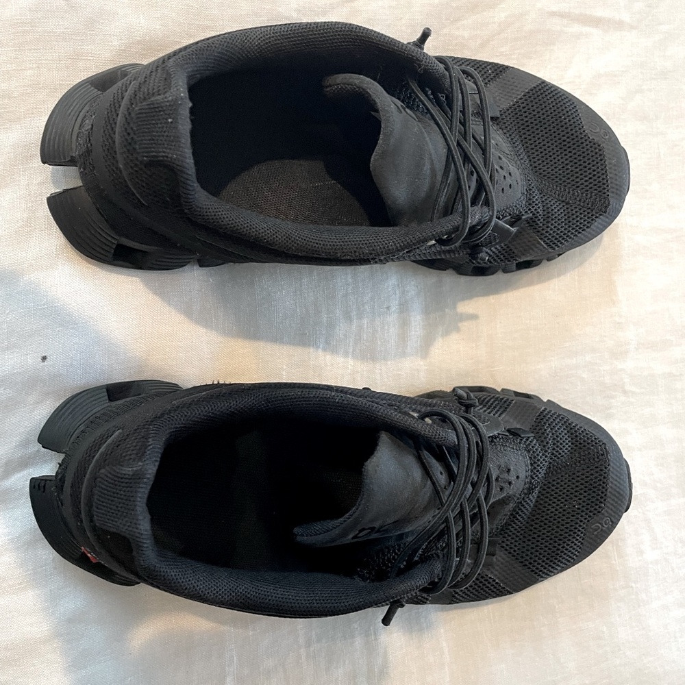 On Cloud Women Size 6.  Used but great condition.